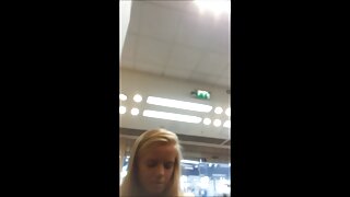 ایک جوان بہن اپنے بھائی سے کہتی ہے کہ وہ اسے چودنا سکھائے، اور وہ سکس با دختر زیبا خوشی سے راضی ہو گیا۔