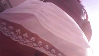 موٹی ماں بیٹے کے عضو تناسل سکس در ورزش کو چوستی ہے اور اسے کتے کے انداز میں چودتی ہے۔