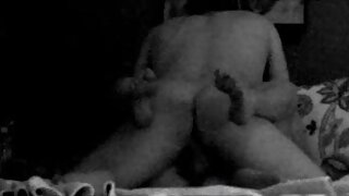 بدتمیز ماں اپنی بیٹی کی چوت کو چاٹتی سکس پسران جوان با هم ہے اور اس کے چہرے کے سامنے ٹانگیں پھیلاتی ہے۔