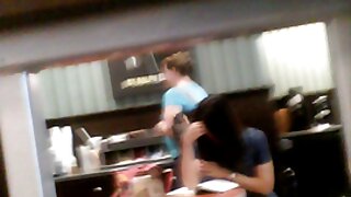 بھائی نے بہن کو پھٹی ہوئی پتلون میں ممبر پر سکسی خانگی ڈال دیا۔