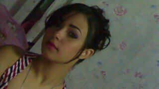 بالغ ماں اور بیٹی ڈیلیوری کے لیے جنس کے ساتھ کورئیر سکی عالی کو ادائیگی کرتے ہیں۔