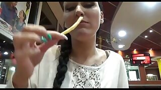 ایک آدمی مارننگ بونر کے ساتھ میٹیورکا سکس با زن سینه گنده کو چودتا ہے۔